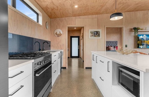 Mangawhai House | Hidden Treasure in Mangawhai Village + EV charger
