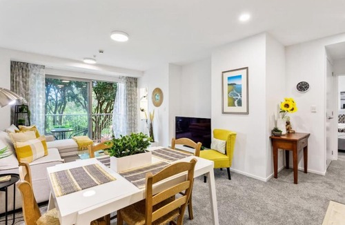 Takapuna Apartment | Hideaway Apartment with pool and free parking