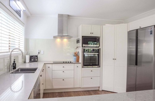 Lynmore House | Highfield on High - Spa Pool, Walk to Redwoods