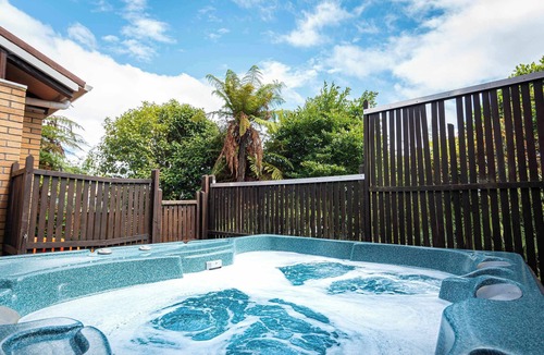 Lynmore House | Highfield on High - Spa Pool, Walk to Redwoods
