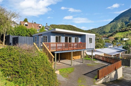 Picton House | Hillside Retreat 2BR Home with Views & Parking