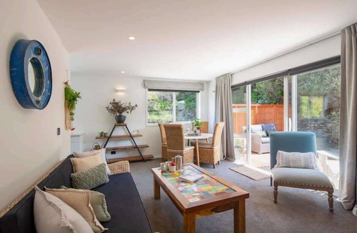 Queenstown City Centre Apartment | Hillside Villa 4 – Modern 2BR Walk to Town & A/C