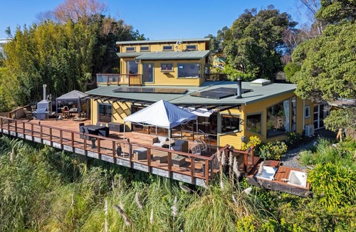 Britannia Heights House | Hilltop Ocean Views - Twin Outdoor Baths & Pool