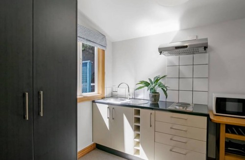 Queenstown City Centre Apartment | Historic Stonehouse Mini walk to town with shared spa