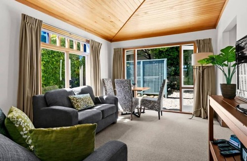 Queenstown City Centre Apartment | Historic Stonehouse Mini walk to town with shared spa