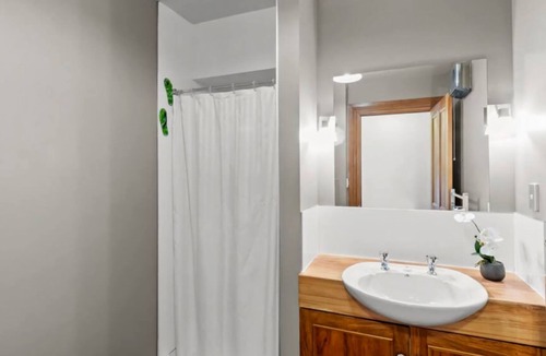 Queenstown City Centre Apartment | Historic Stonehouse Mini walk to town with shared spa