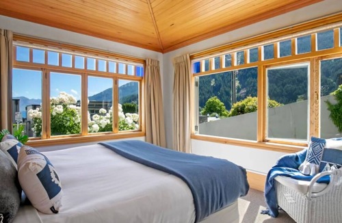 Queenstown City Centre Apartment | Historic Stonehouse Mini walk to town with shared spa