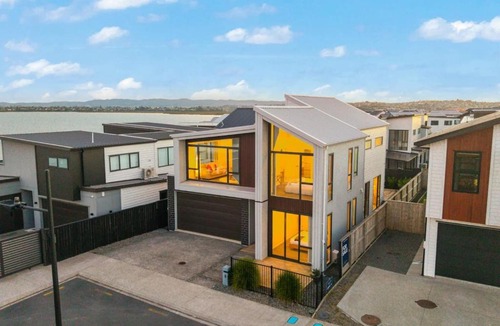 Hobsonville House | Hobsonville Family 5BR Sanctuary with Waterviews