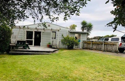Waitarere Beach House | Holiday House with additional Sleepout to Rent Separately
