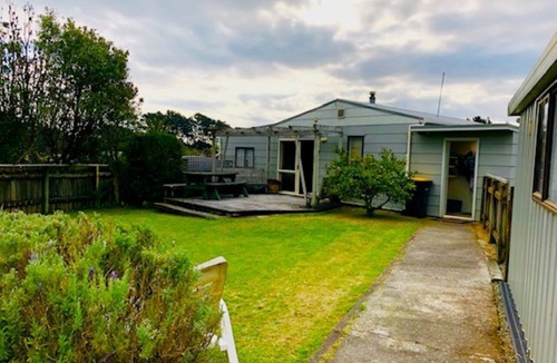 Waitarere Beach House | Holiday House with additional Sleepout to Rent Separately