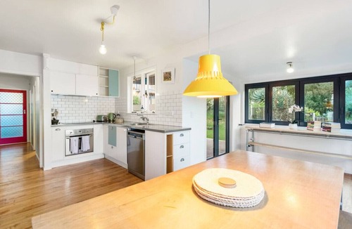 Avondale House | Hollys Abode with Piano and Deck