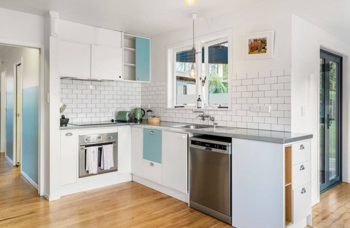 Avondale House | Hollys Abode with Piano and Deck