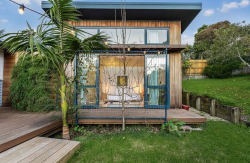 Avondale House | Hollys Abode with Piano and Deck