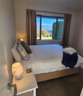 Wanaka House | Home with Amazing Lake and Mountain Views