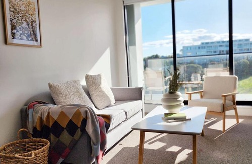 Birkenhead Apartment | HomeBase Auckland Free Parking Self Check-in Family & Long Stay Friendly