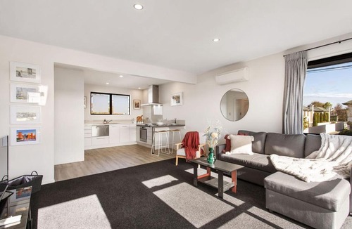Edgeware Apartment | Honey for the Money Warm Sunny 10 mins CBD