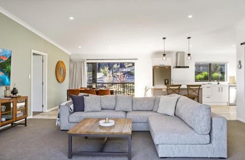 Cooks Beach House | Hosts on the Coast Cooks Coastal Comfort