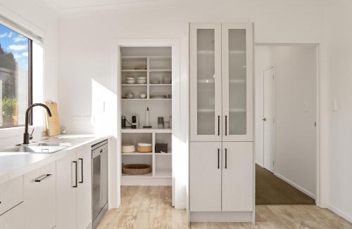 Cooks Beach House | Hosts on the Coast Cooks Coastal Comfort
