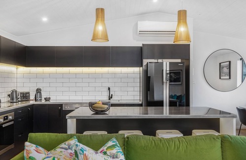 Queenstown House | Hot Tub Retreat, 4 Ensuites, Mountain Views