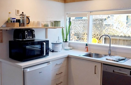 Howick Apartment | Howick Hideaway 1 bedroom self contained studio, close to Howick Village.
