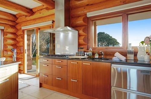 Hunua House | Hunua Heights Homestead w Great Views, Deck & BBQ