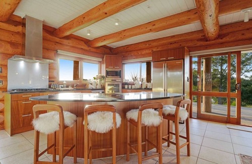 Hunua House | Hunua Heights Homestead w Great Views, Deck & BBQ