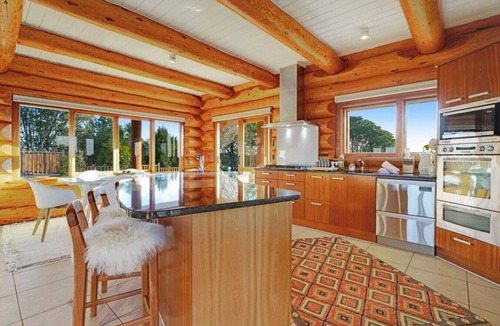 Hunua House | Hunua Heights Retreat with Great Views, Deck & BBQ