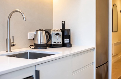 Te Aro Apartment | Hyde Lane 1BR | Walk to Cafes + Pool + Gym