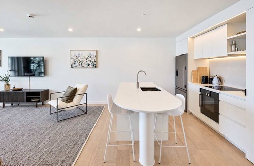 Te Aro Apartment | Hyde Lane Stay - 3BR with Pool, Gym & Views