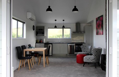 Gore District Cottage | Idyllic Cottage Rental for Romantic Getaway in Gore, New Zealand