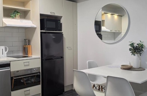 Grafton Apartment | Immaculate 2BDR Central City Chic Apartment