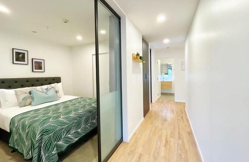Newton Apartment | Incredible Park & SkyTower View - Free Parking & AC