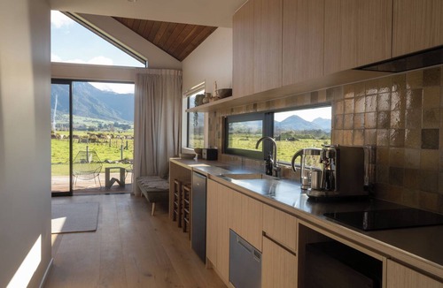 Kaikoura Cabin | Infrared sauna, outdoor bath, close to town and mountain bike trails