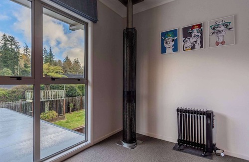 Lynmore House | Inn Lewis - Spa Pool, Walk to Redwoods