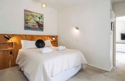 Kawaha Point House | Inn Manahi - Lake Views, Cosy Retreat for 2
