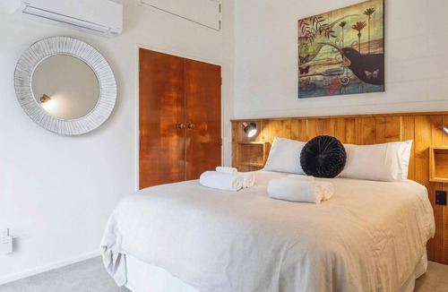 Kawaha Point House | Inn Manahi - Lake Views, Cosy Retreat for 2