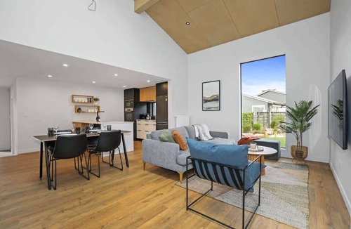 Rotorua House | Inn Sophia - Two Homes, Spa Pools, Sleeps 10
