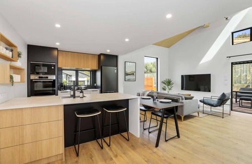 Rotorua House | Inn Sophia - Two Homes, Spa Pools, Sleeps 10