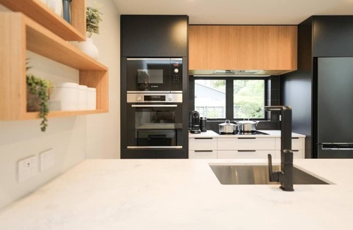 Rotorua House | Inn Sophia - Two Homes, Spa Pools, Sleeps 10