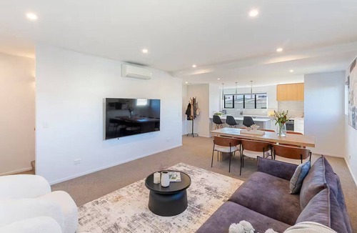 Christchurch City Centre House | Inner City for Large Groups - Garage Parking