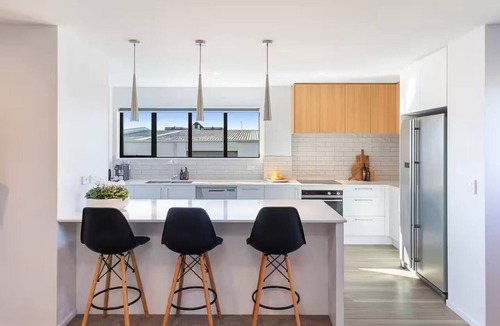 Christchurch City Centre House | Inner City for Large Groups - Garage Parking