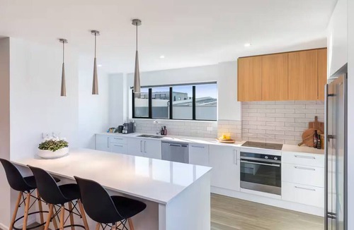 Christchurch City Centre House | Inner City for Large Groups - Garage Parking