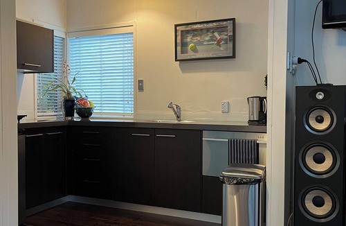 Claudelands House | INNER CITY RETREAT 5 minutes walk from the CBD & Claudelands Events Centre