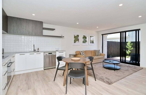 Saint Albans House | Innes Rd Parkside - Modern 3-Bedroom Townhouse - St Albans | Queen Beds | Garage | Outdoor Living