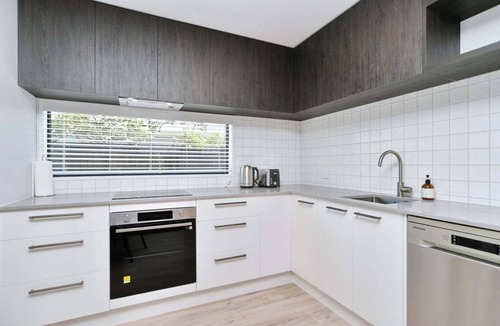 Saint Albans House | Innes Rd Parkside - Modern 3-Bedroom Townhouse - St Albans | Queen Beds | Garage | Outdoor Living