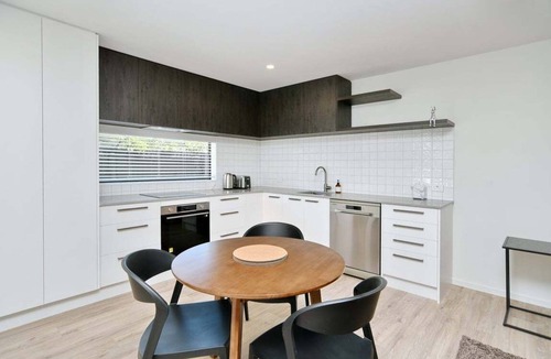 Saint Albans House | Innes Rd Parkside - Modern 3-Bedroom Townhouse - St Albans | Queen Beds | Garage | Outdoor Living