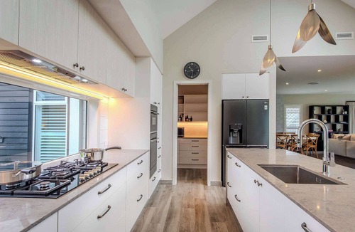 Lynmore House | Jojo's Lookout - Lake Views, Spa Pool, Sleeps 10
