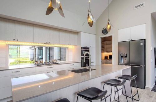 Lynmore House | Jojo's Lookout - Lake Views, Spa Pool, Sleeps 10