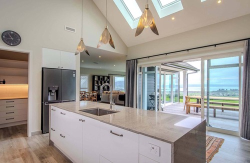Lynmore House | Jojo's Lookout - Lake Views, Spa Pool, Sleeps 10