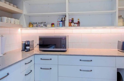 Lynmore House | Jojo's Lookout - Lake Views, Spa Pool, Sleeps 10
